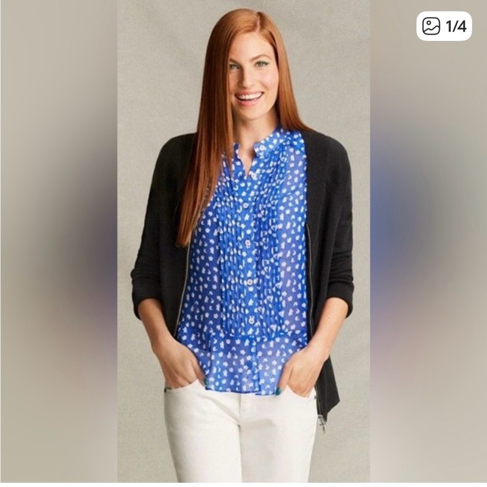 CAbi Blue Floral Print Ruffle Hem Button Down Sleeveless Blouse. Size large.